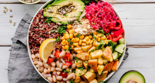 Ricetta del giorno: panzanella vegan con avocado, fresca e senza cottura